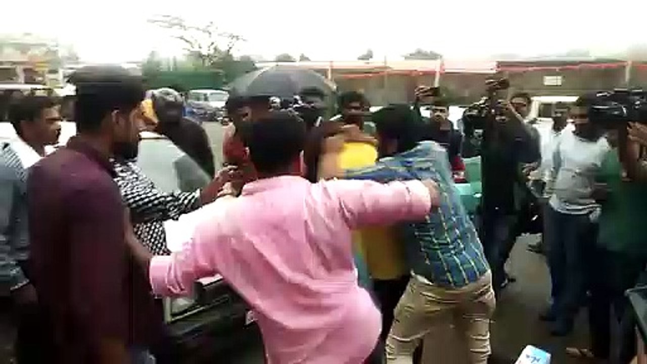 Watch Video : Kannada actor Huccha Venkat brutally thrashed by unruly crowd