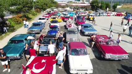 Onlarca klasik aracın bir araya geldiği 30 Ağustos konvoyu havadan görüntülendi