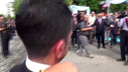 Kavgalı iki engelliyi Vali Atik törende barıştırdı