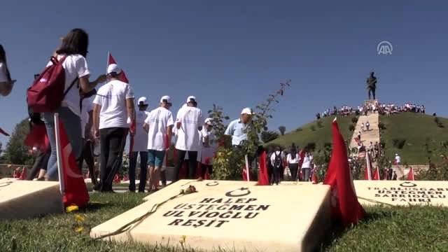 Dumlupınar Şehitliği'nde ziyaretçi yoğunluğu