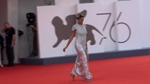 Venezia 76 Elodie bomba esplosiva sul red carpet: il vestito mostra le sue curve