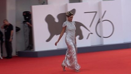 Venezia 76 Elodie bomba esplosiva sul red carpet: il vestito mostra le sue curve
