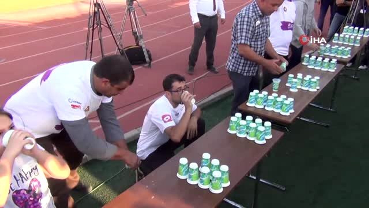 Afyonkarahisar'da kamu çalışanları ile STK Temsilcileri halat çekme yarışı yaptı