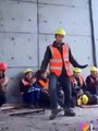 Cet ouvrier de construction va vous impressionner avec ses incroyables pas de danse