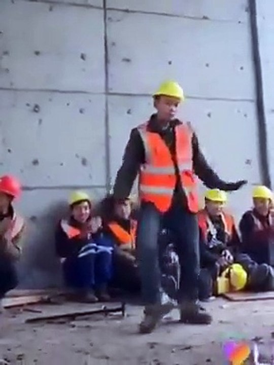 Cet ouvrier de construction va vous impressionner avec ses incroyables pas de danse