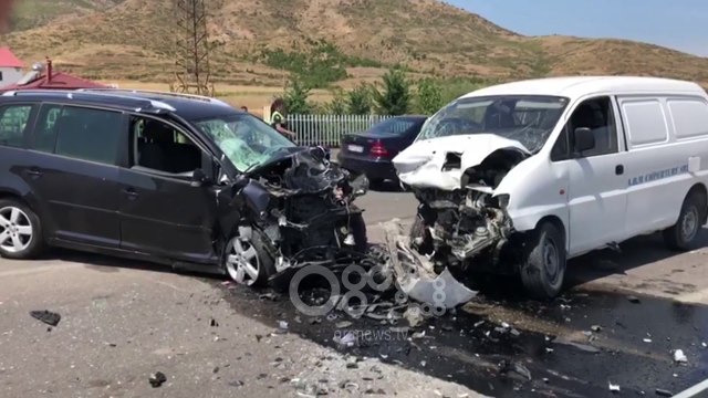 RTV Ora - Aksident në aksin Maliq-Pogradec, një i plagosur nga përplasja e dy makinave