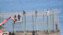 Un total de 153 migrantes entran en Ceuta saltando su doble valla