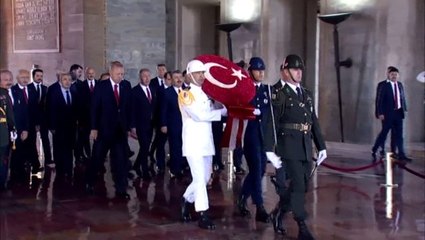 Devlet erkanı Büyük Zafer'in 97. yıl dönümünde Anıtkabir'de