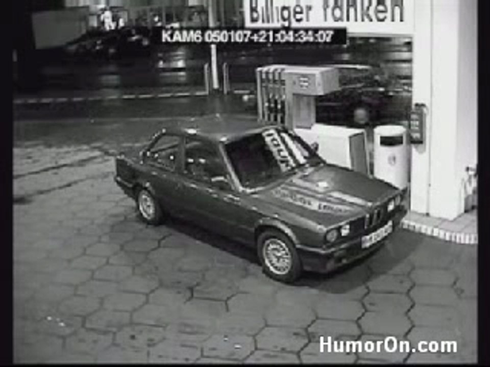 femme au Pompe a essence .!!!!!..