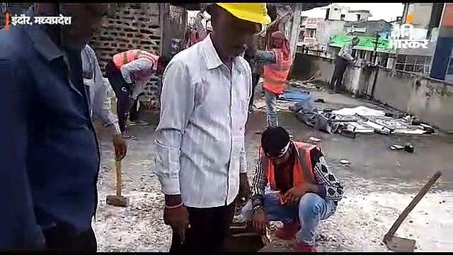 महिला बोली निगम अधिकारियों को आकाश ने पीटा था सही किया था, इन्हें तो सिर्फ मकान तोड़ने से मतलब