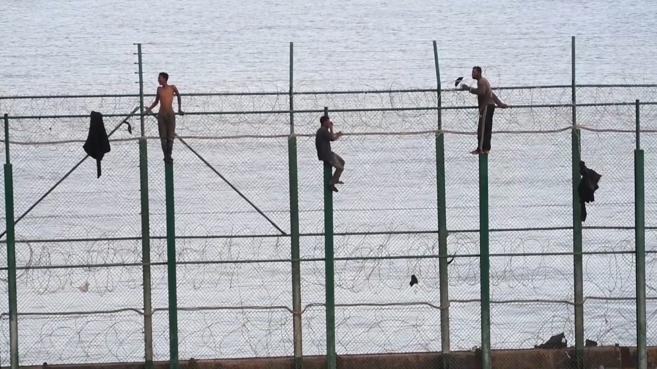Primer salto masivo del año de inmigrantes a la valla fronteriza de Ceuta