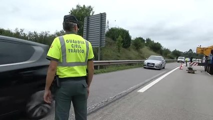 Un camión volcado en Asturias complica el inicio de la operación retorno