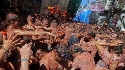 Ντοματοπόλεμος στην Ισπανία: Και φέτος η πόλη βάφτηκε κόκκινη!