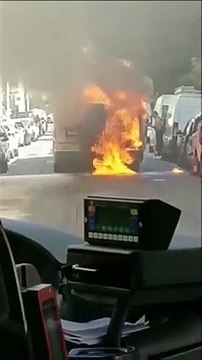 Un bus prend feu près des Halles