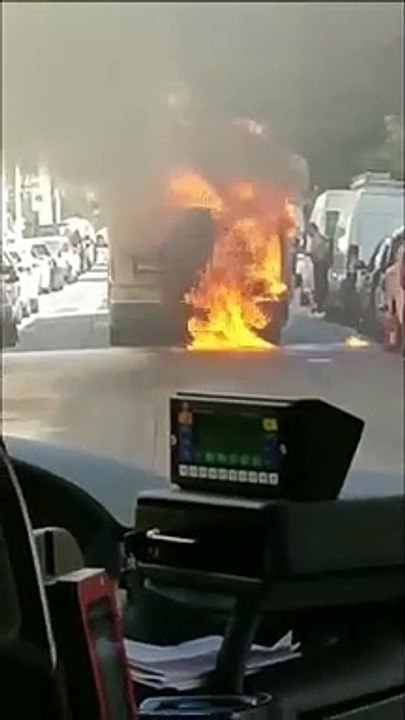 Un bus prend feu près des Halles