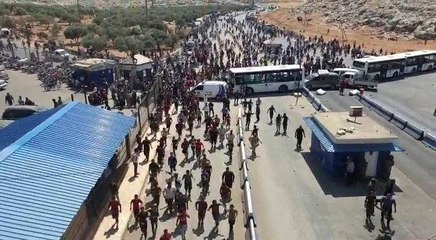 Bombalardan kaçan binlerce Suriyeli, Türkiye sınırına dayandı