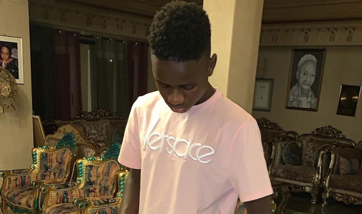 Babacar, le petit frère de Wally Seck, fou amoureux présente sa copine