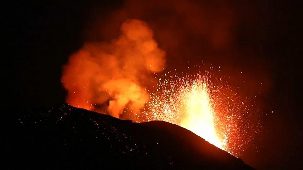 Stromboli fra lave e lievi terremoti fa scappare i turisti