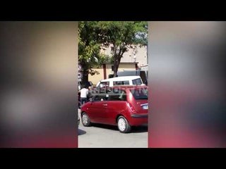 Gruaja e shtrirë në tokë, burri mbetet i bllokuar poshtë Fuoristradës! Pamje nga aksidenti