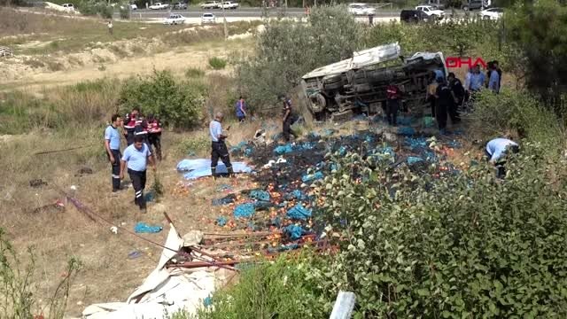 Mersin'de şeftali yüklü kamyonet devrildi 2 ölü 13 yaralı -2