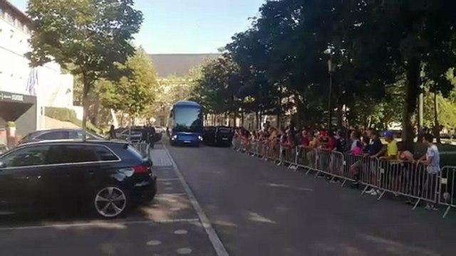 Le bus du PSG vient d'arriver