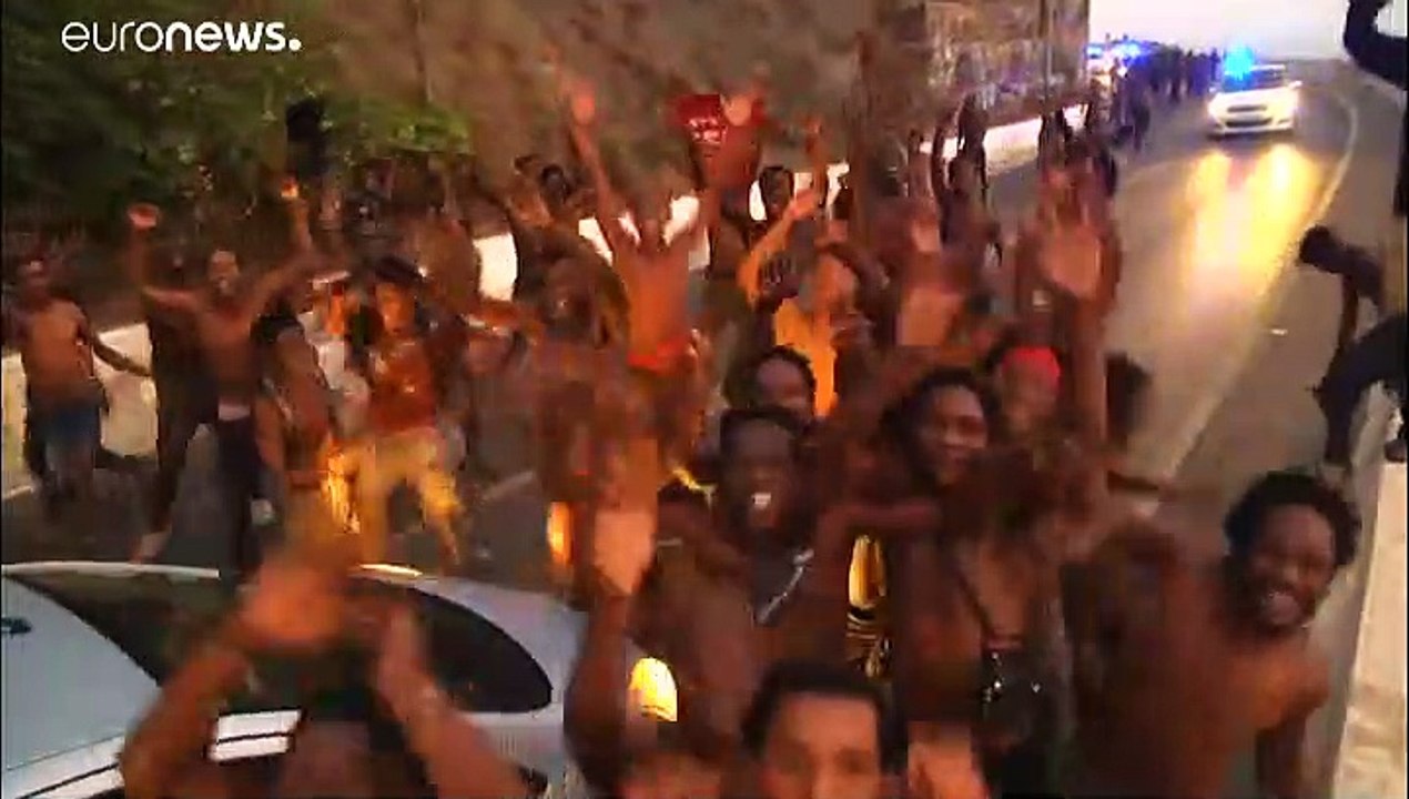 شاهد: أكثر من 150 مهاجراً يجتازون "سياج سبتة" ويدخلون الأراضي الإسبانية