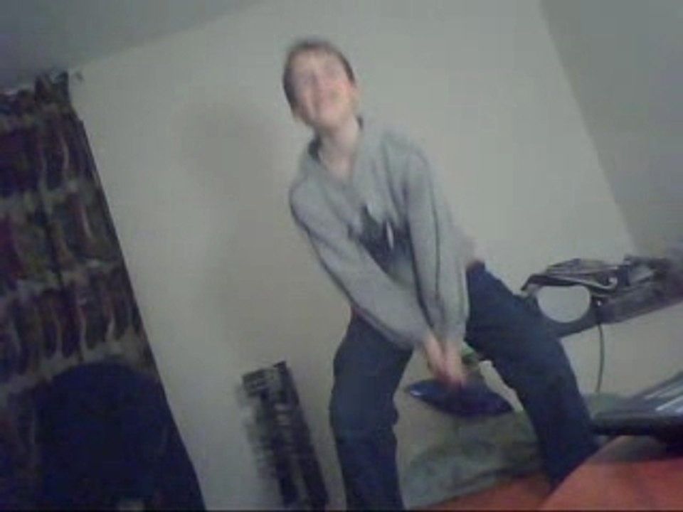 Le gars qui se pete les couilles