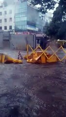 इंदौर में बारिश के दौरान सड़कों पर बही नदियां