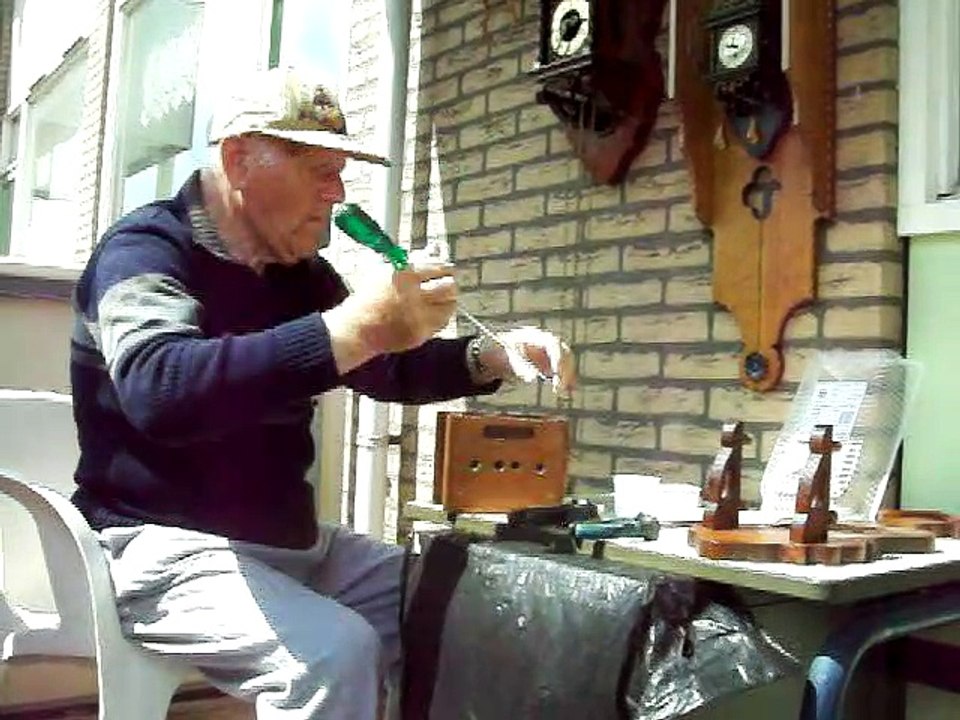 opa werkt aan een uurwerk 1 augustus 2019 001