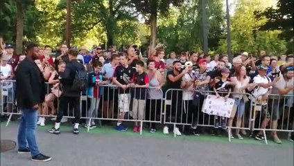 Le bus du PSG part rejoindre Saint-Symphorien, sous les cris et saluts des spectateurs messins