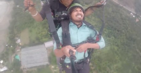 Homem experimenta dar um “passeio” de parapente… mas arrepende-se já no ar!