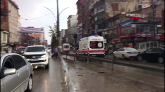 Hakkari yüksekova'da kaya parçalarının isabet ettiği 2 işçi yaralandı