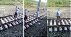 Apenas o topo da engenharia russa na construção de uma linha ferroviária... WTF!