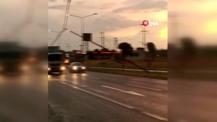 Download Video: Şiddetli rüzgar elektrik direğini devirdi