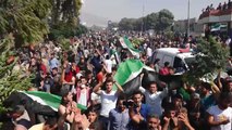 مظاهرات سورية بمعبر باب الهوى تندد بغارات النظام وروسيا