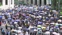Hong Kong'ta protestocular polis engeline rağmen sokakta