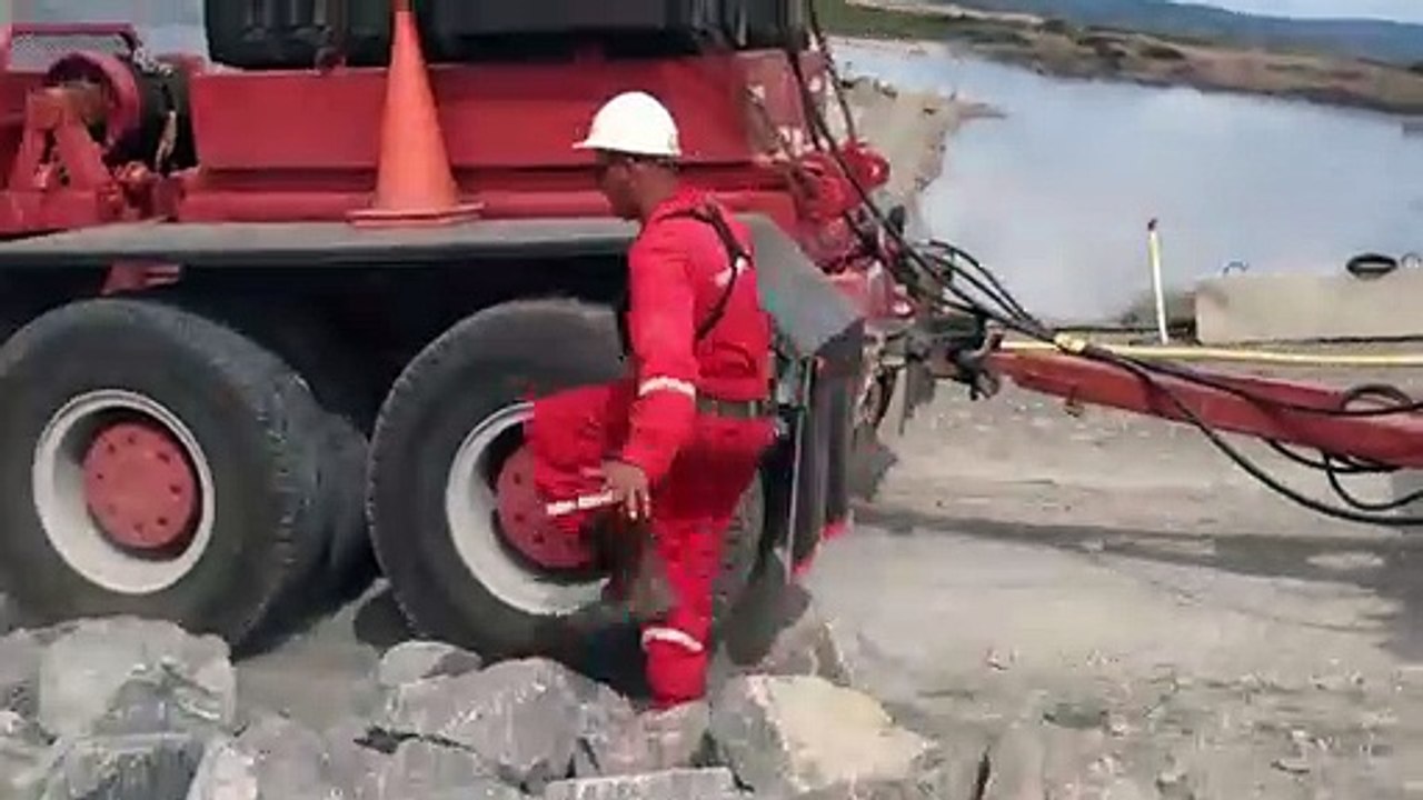 Heavy crane accident / Crashes downhill