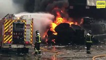 Incendio en una empresa de reciclaje de papel en calle Boyer, en Vicálvaro