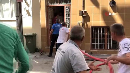 Vatandaşlar yatalak hastayı kurtarmak için alevlerin arasına daldı