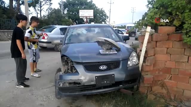 Bursa'da kaza isyanı...Mahalle sakinleri sık sık kaza yaşanan yolu kapattı