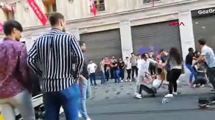 İstiklal Caddesi'nde meydan savaşı: Saç-baş kavga eden kadınlara, erkek arkadaşları da katıldı