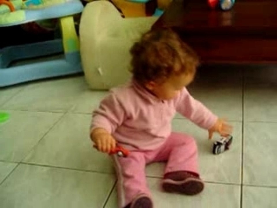 tessa joue a la voiture