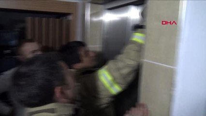 Asansörde 1 saat mahsur kaldı, itfaiye ve apartman sakinleri seferber oldu