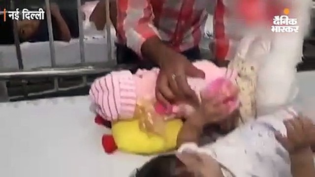 बच्ची के फ्रैक्चर का इलाज करने के लिए उसकी गुड़िया के पैरों पर भी चढ़ाना पड़ा प्लास्टर