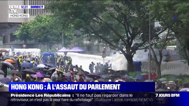 Hong Kong: des manifestants tentent d'enfoncer les barrières protégeant le Parlement