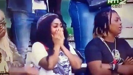 L'arrivée du corps de Dj Arafat qui fait pleurer tout le stade