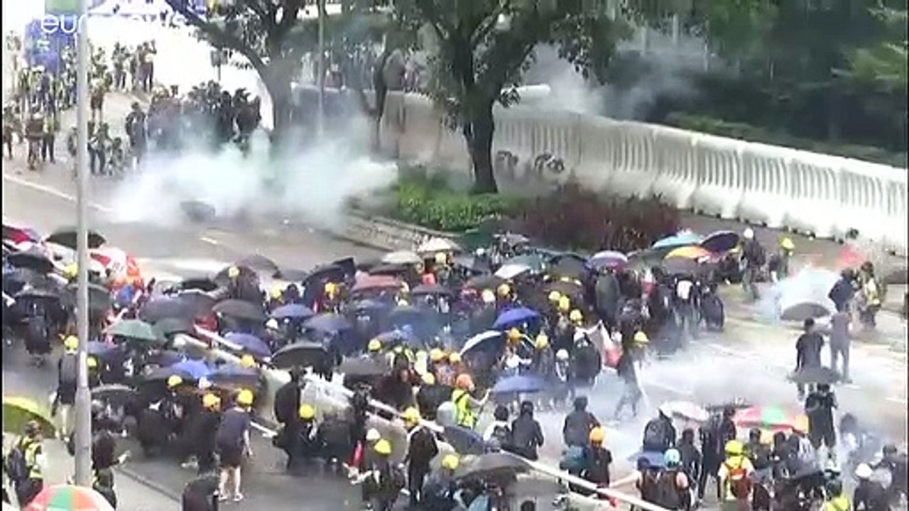 Hongkong: Sturm aufs Parlament und brennende Barrikaden