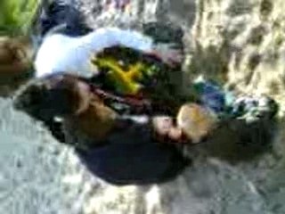 Nyfer joue au bac a sable