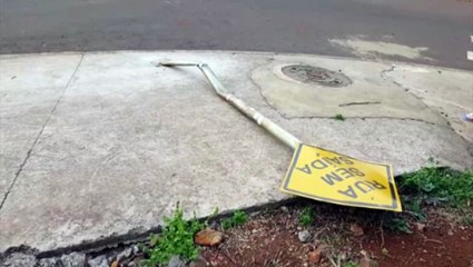 Carro atinge placa em acidente no Santo Onofre