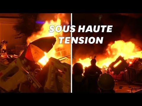 À Hong Kong, des manifestants mettent le feu à des barricades